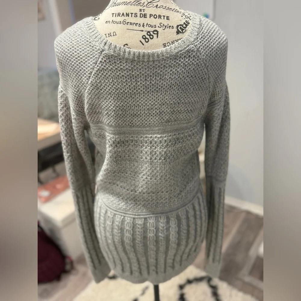 Athleta Merino Wool Blend Cable Knit Sweater Size Small - Picture 8 of 11